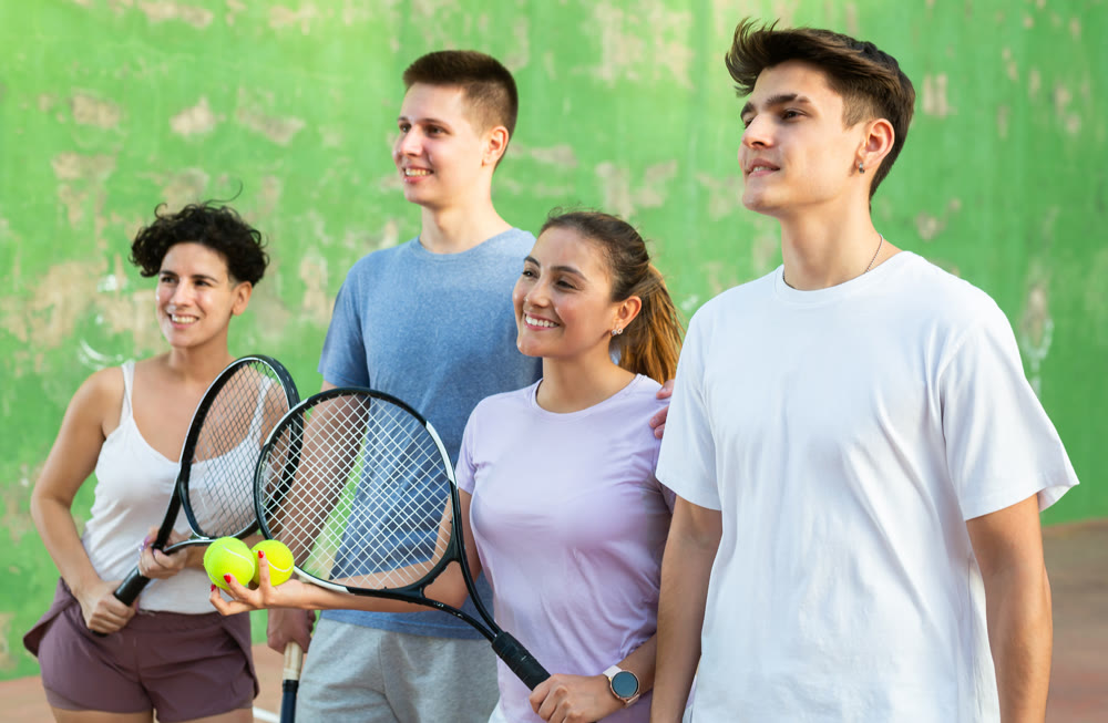 Group photo of frontenis players outdoors