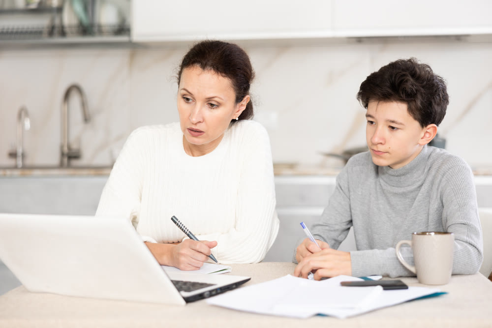 Boy and mother studiyng together