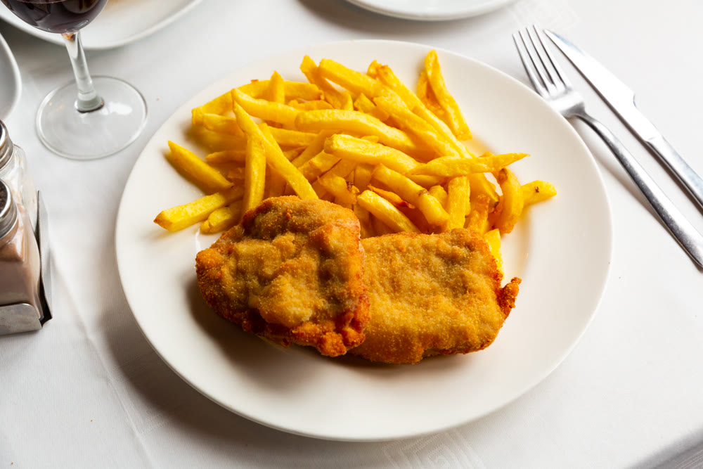 Goat cheese and pepper booklets with fries
