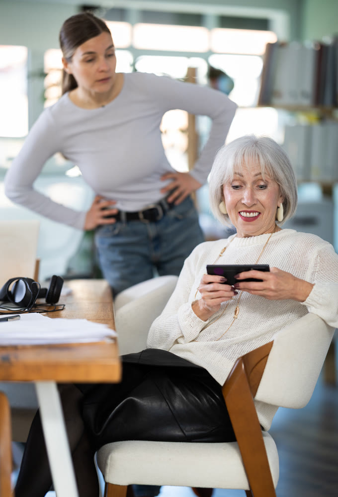 Woman boss found senior subordinate idling and scrolling phone, mentor shouts at subordinate.