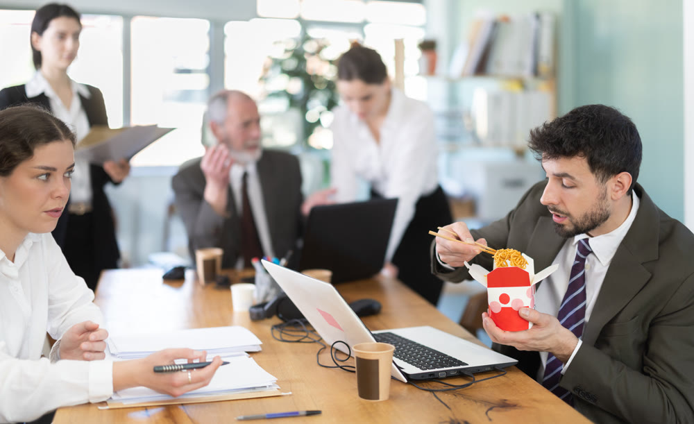 Man eats in office and spreads unpleasant smell of food, outraged colleagues scolding