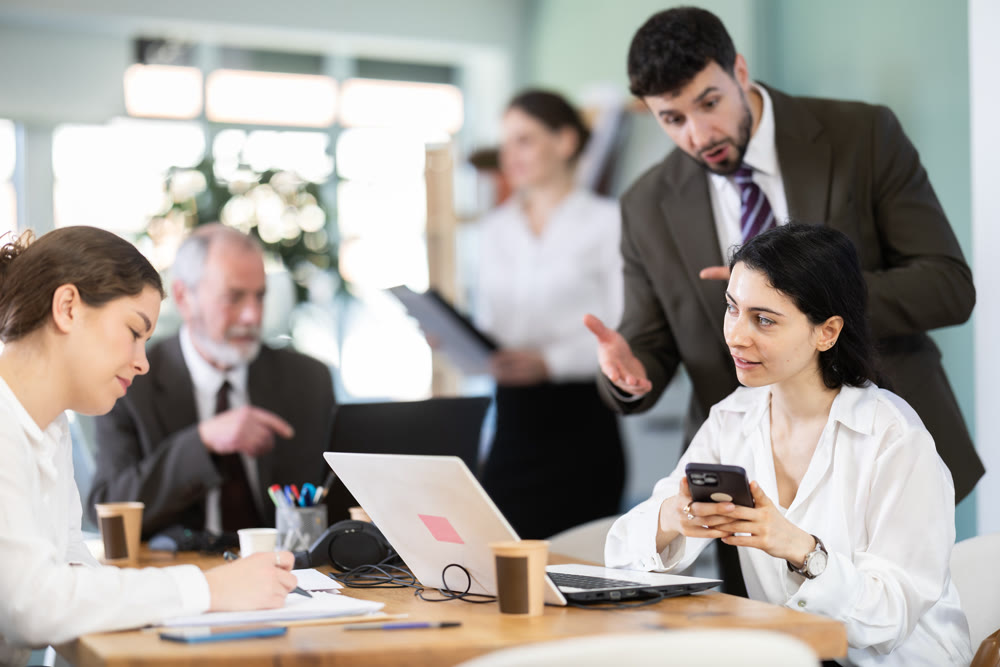 Man boss found girl subordinate idling and scrolling phone, mentor shouts at subordinate.