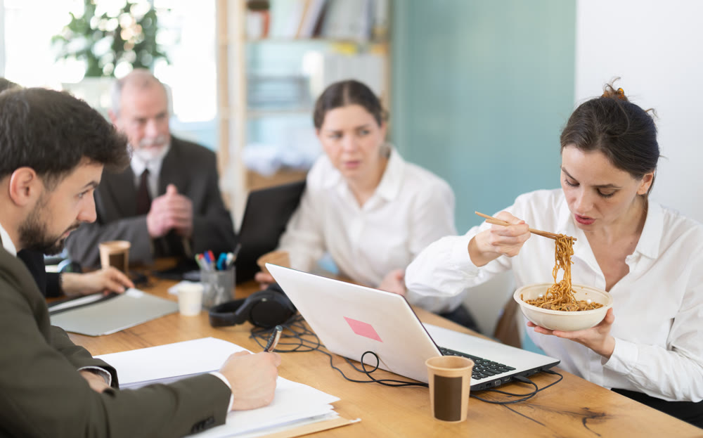 Woman eats in office and spreads unpleasant smell of food, outraged colleagues scolding
