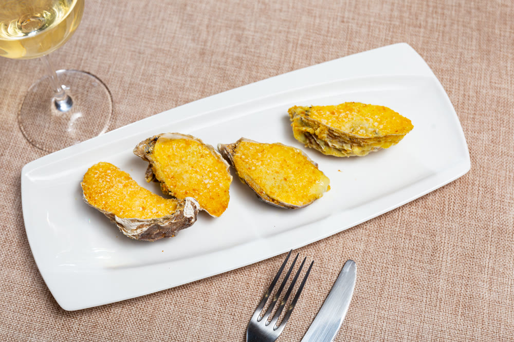 Oysters with cava sprinkled with salt. With glass of white wine