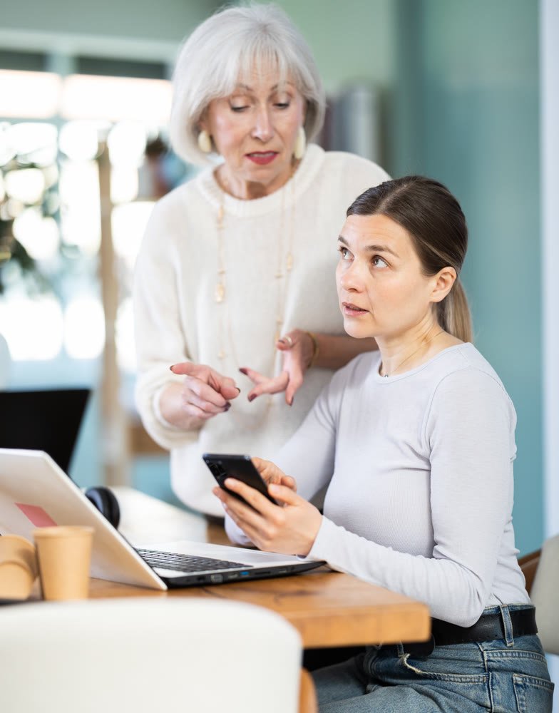 Senior woman boss found female subordinate idling and scrolling phone, mentor shouts at subordinate.