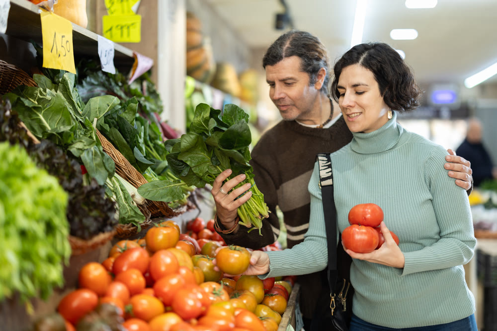 Husband and wife choose ripe tomatoes