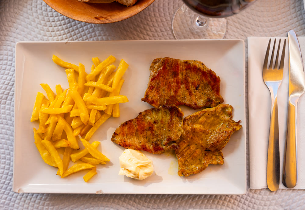 Cooked potatoes with pork and garlic sauce