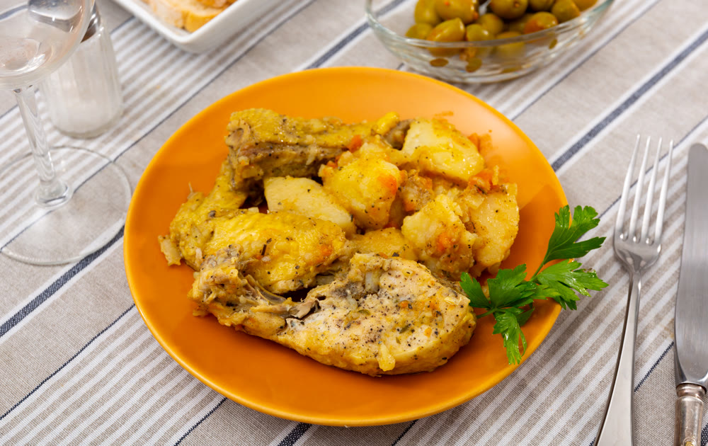Chicken drumsticks with boiled potatoes with sauce