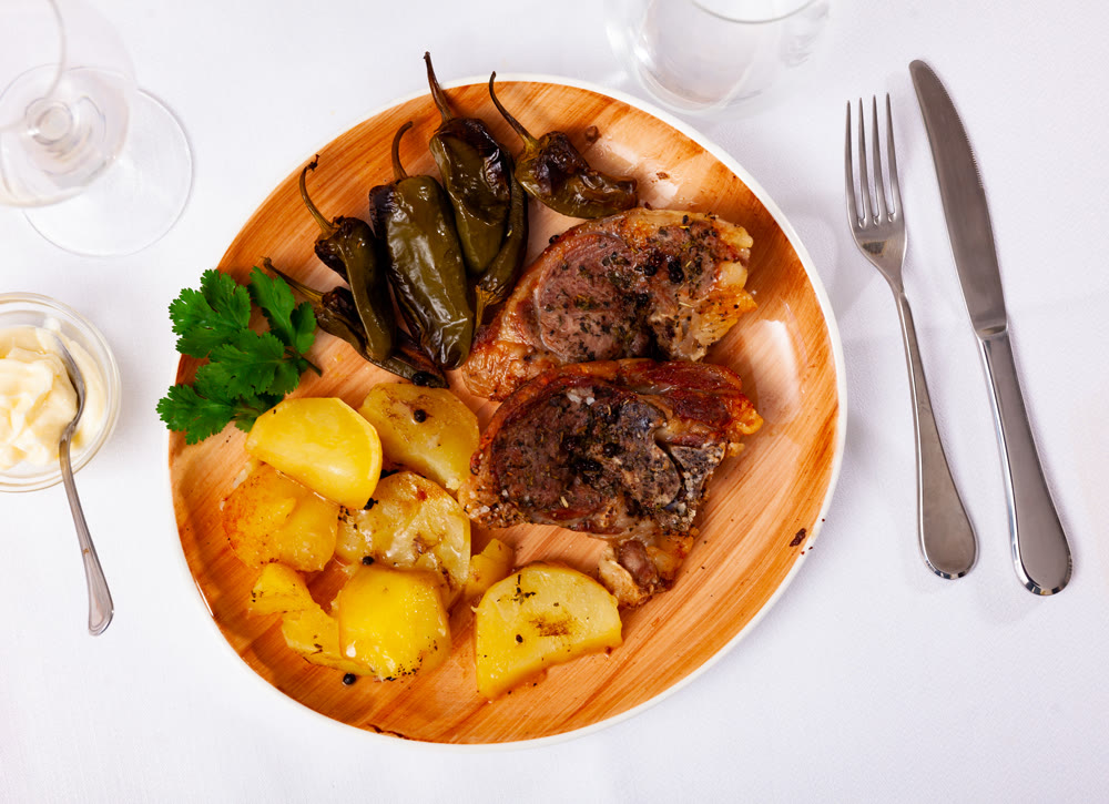 Lamb leg served with potatoes and pepper