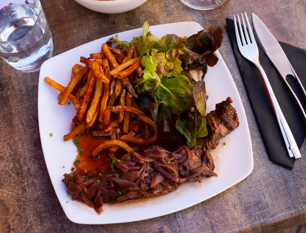 Grilled pork with shallot sauce and fries
