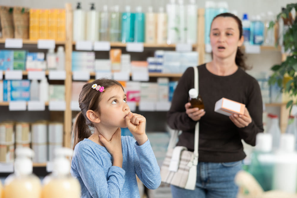Woman chooses remedy for treating sore throat in child