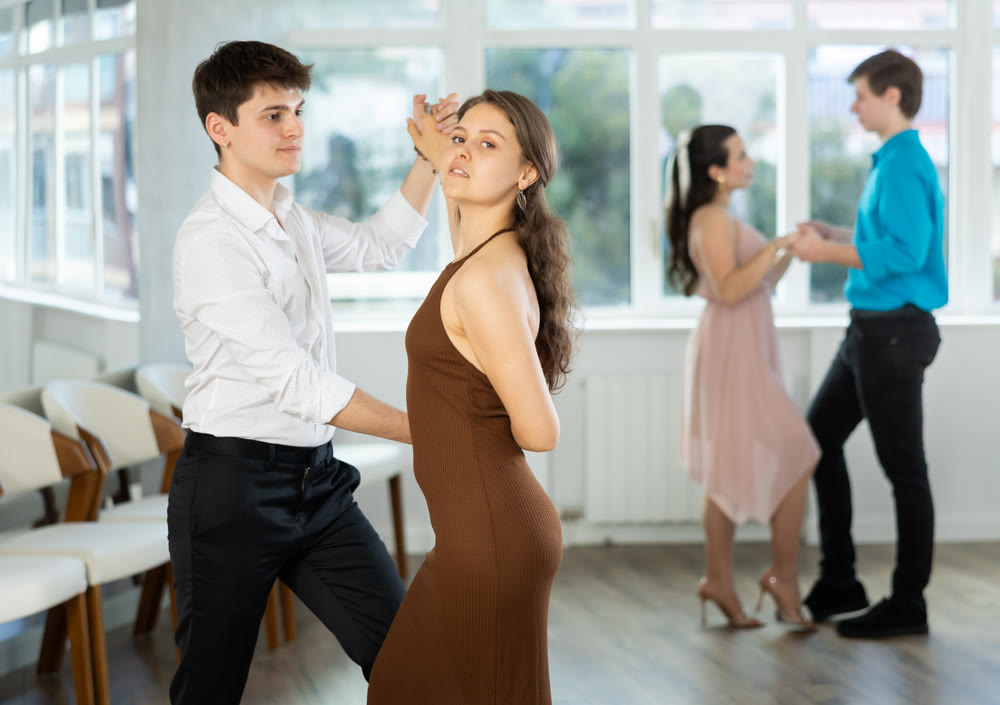Couple learn to dance latin american dance bachata in studio