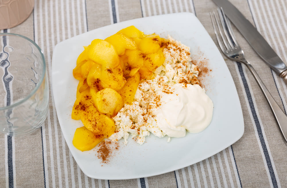 Baked apples and light tender cottage cheese