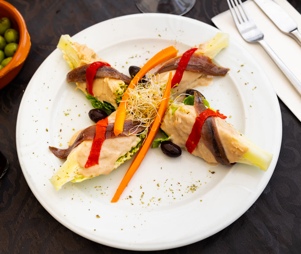 Tudela hearts with dressing of goat cheese with honey and walnuts
