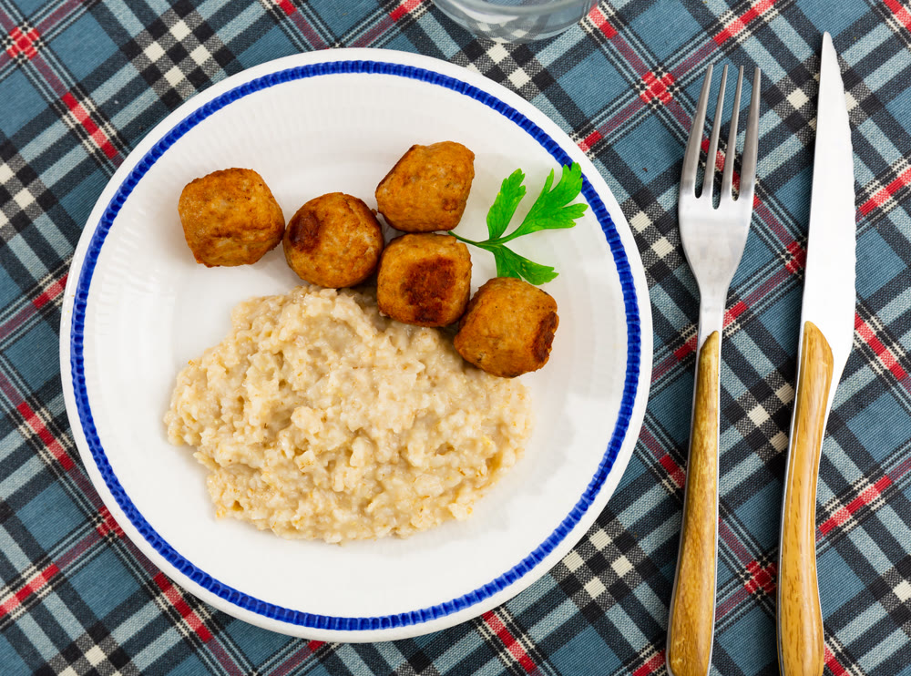 Oatmeal served with meatballs on plate