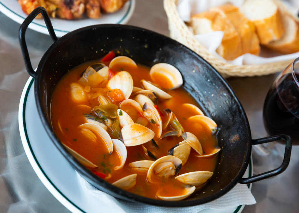 Red broth with bivalve mollusks
