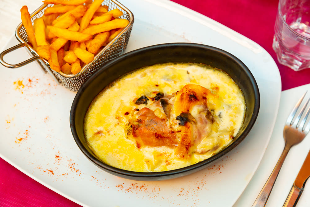 Savoyard escalope with turkey, bacon, reblochon in creamy sauce with fries