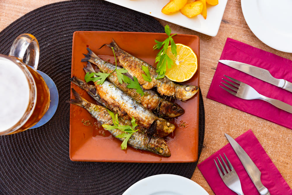 Fried sardines with lemon and parsley