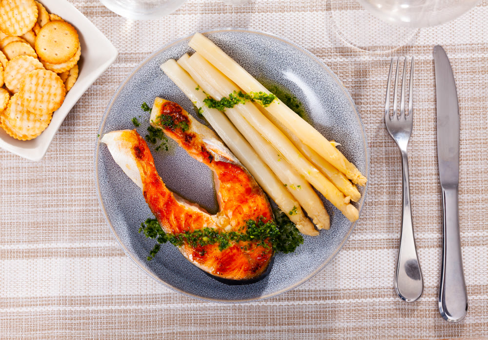 Grilled salmon steak with asparagus and pesto